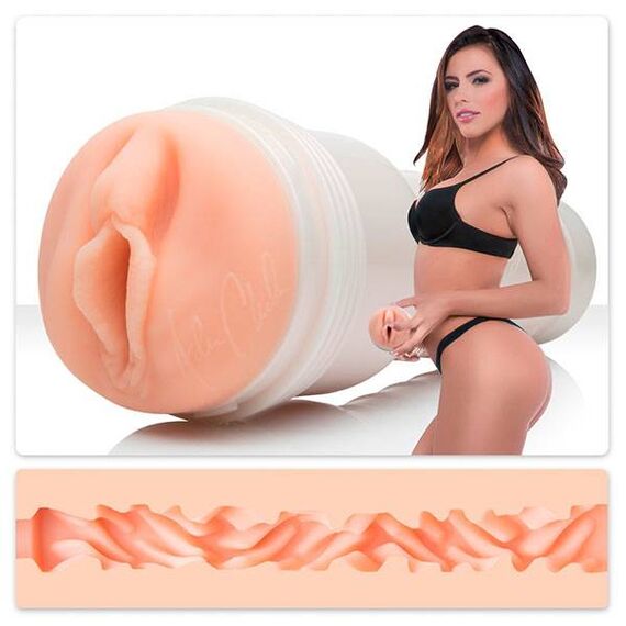 Vagin realist Adriana Chechik pret mic