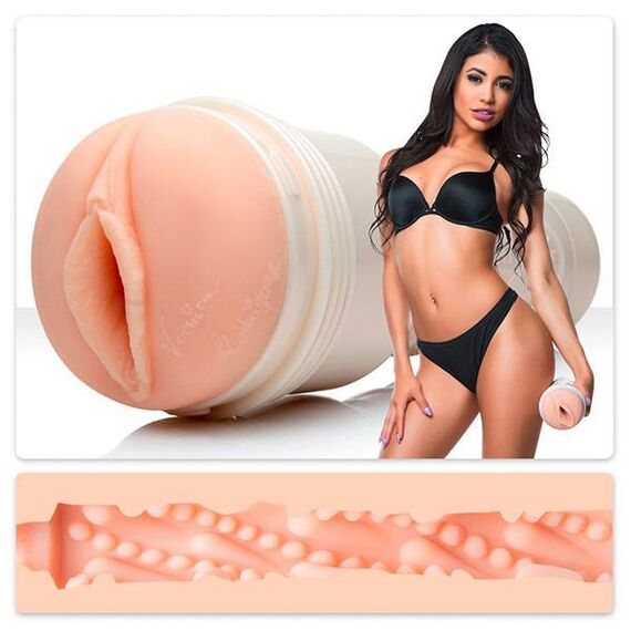 Vagin realist Veronica Rodriguez - Caliente pret mic